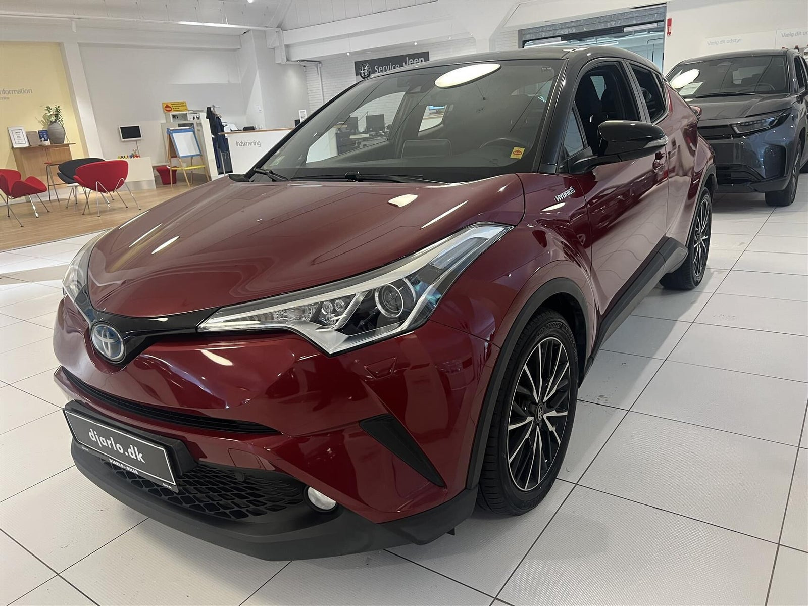 Rød Toyota C-HR fra 2017