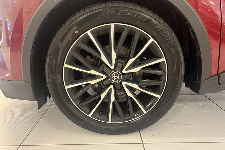 Rød Toyota C-HR fra 2017