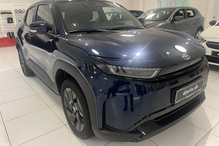 Blå Toyota Urban Cruiser fra 2025