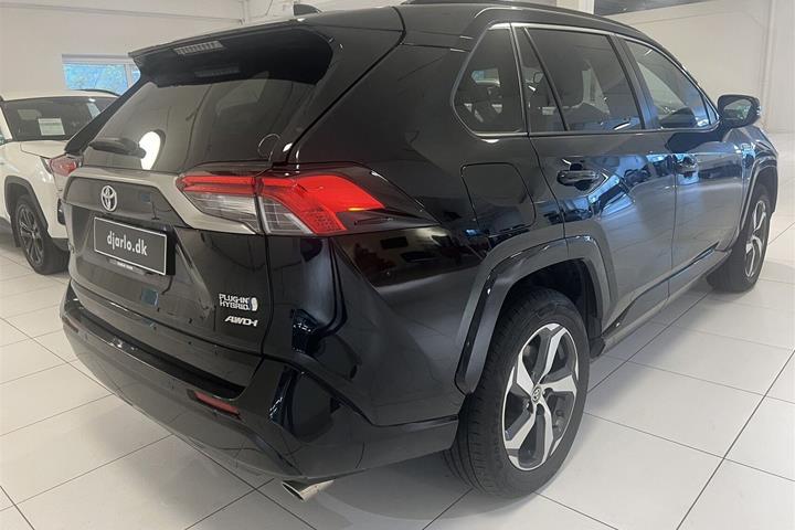 Sort Toyota RAV4 fra 2021