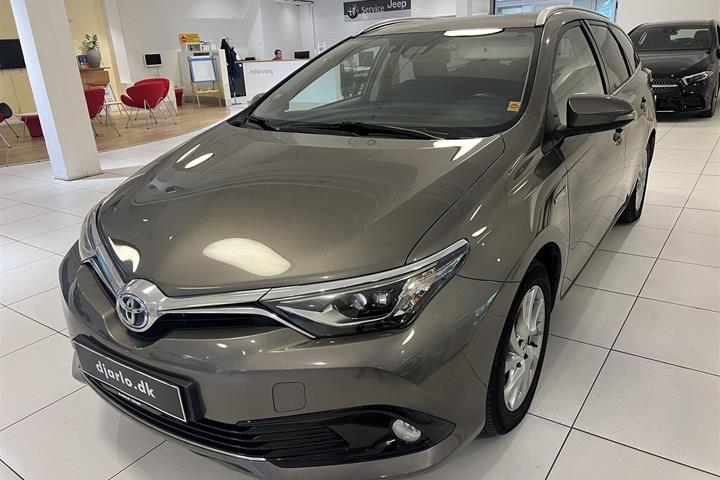 Beige Toyota Auris fra 2017
