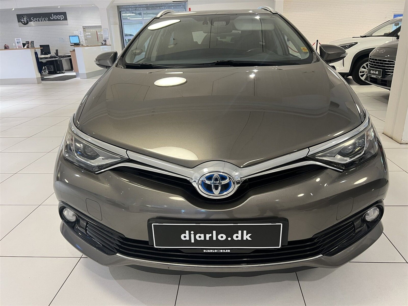 Beige Toyota Auris fra 2017