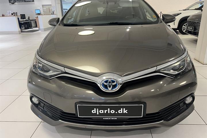 Beige Toyota Auris fra 2017