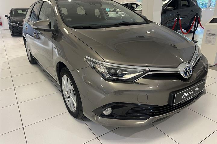 Beige Toyota Auris fra 2017