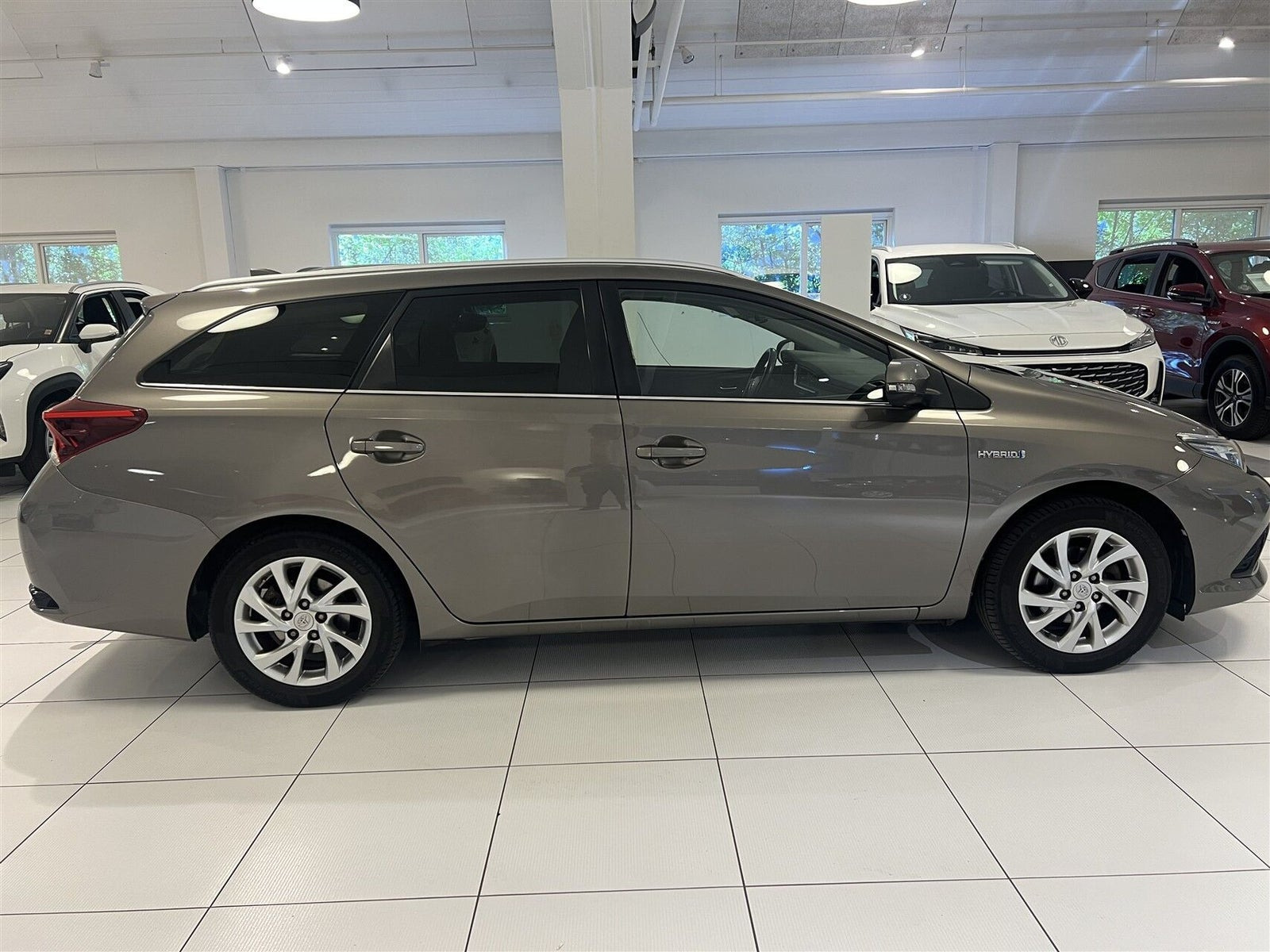 Beige Toyota Auris fra 2017