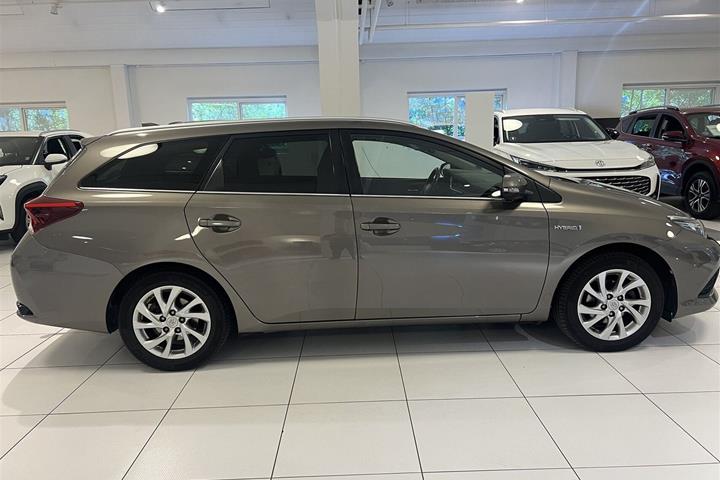Beige Toyota Auris fra 2017