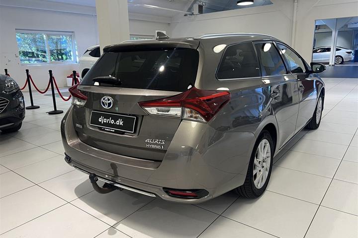 Beige Toyota Auris fra 2017