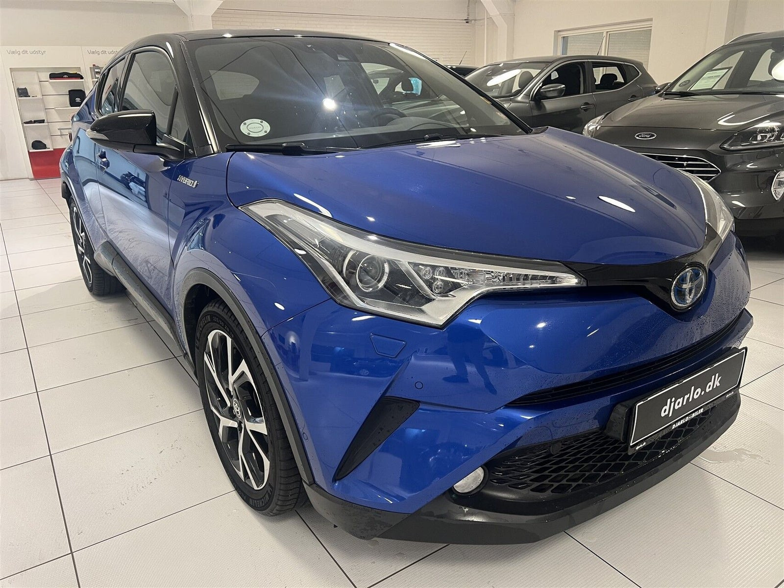 Blå Toyota C-HR fra 2017