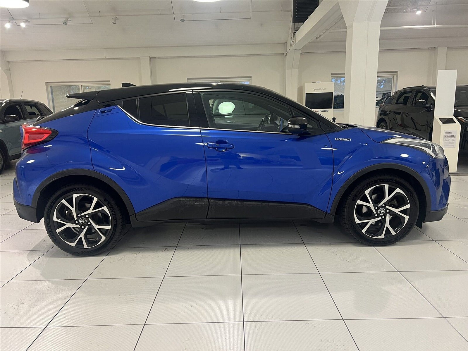 Blå Toyota C-HR fra 2017