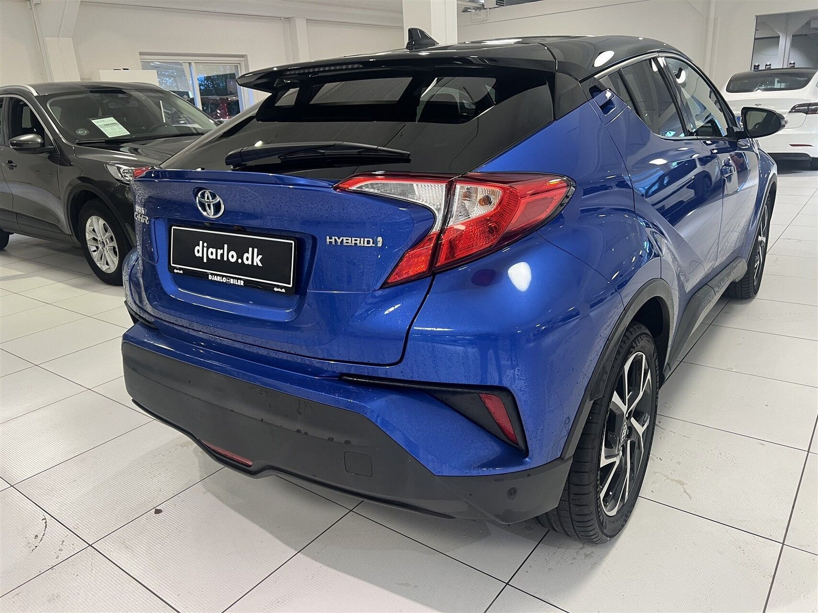 Blå Toyota C-HR fra 2017