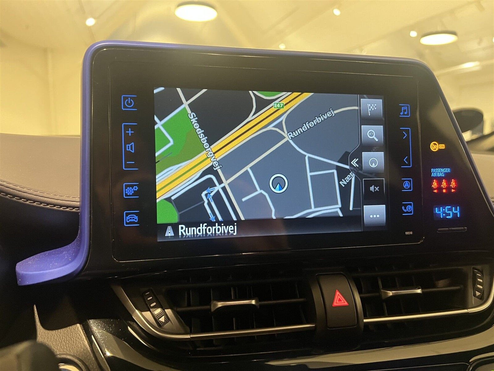 Blå Toyota C-HR fra 2017