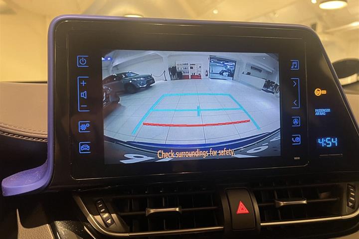 Blå Toyota C-HR fra 2017