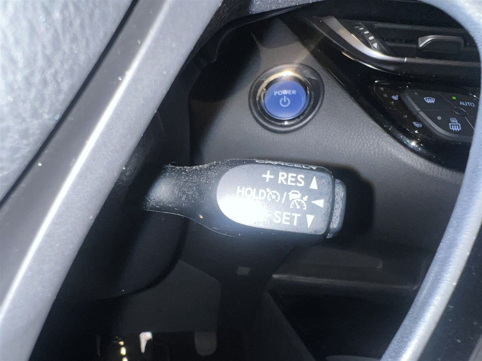 Blå Toyota C-HR fra 2017
