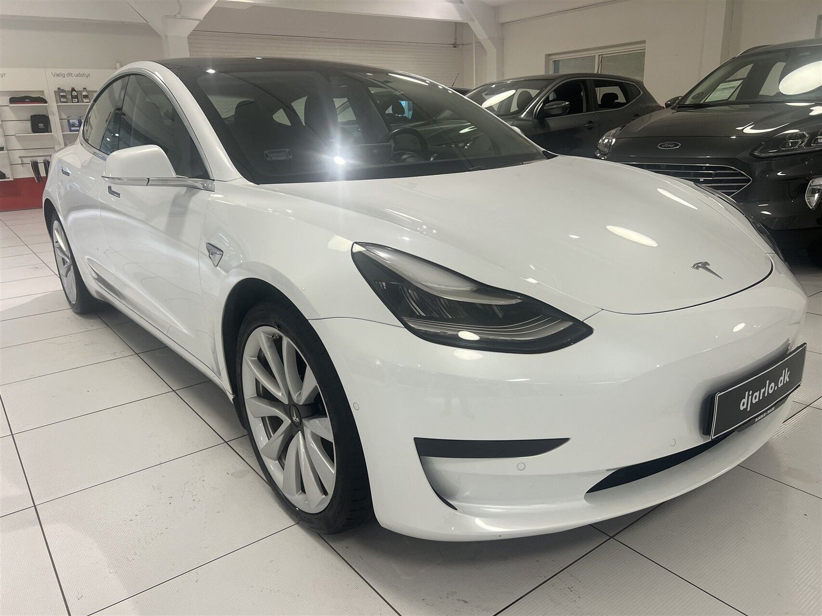 Hvid Tesla Model 3 fra 2020