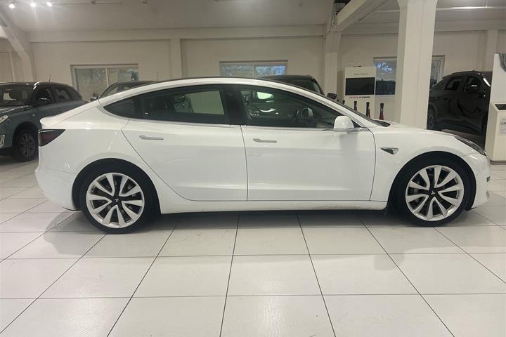 Hvid Tesla Model 3 fra 2020