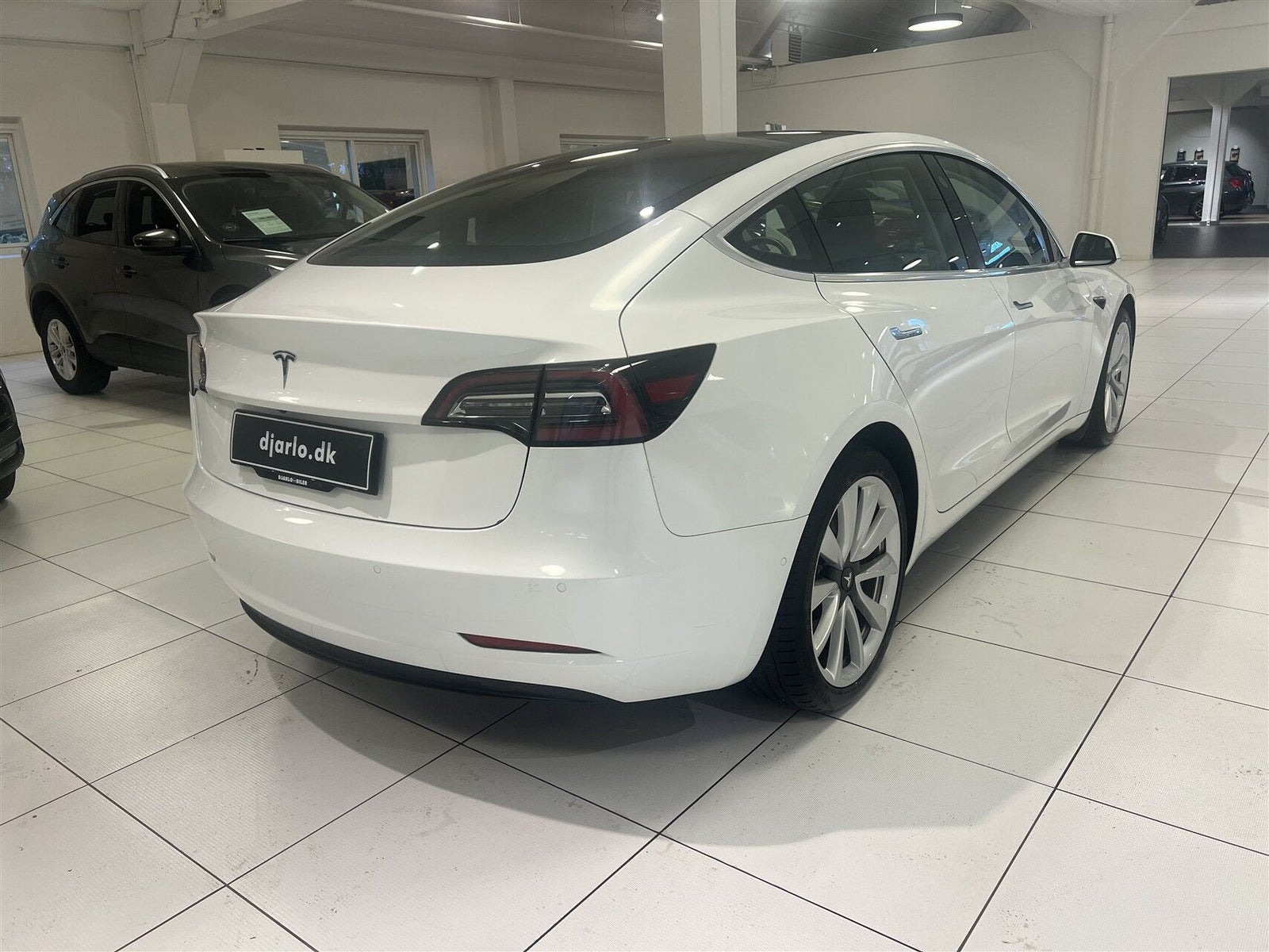 Hvid Tesla Model 3 fra 2020