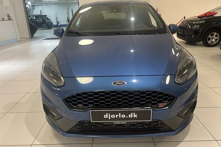 Blå Ford Fiesta fra 2018