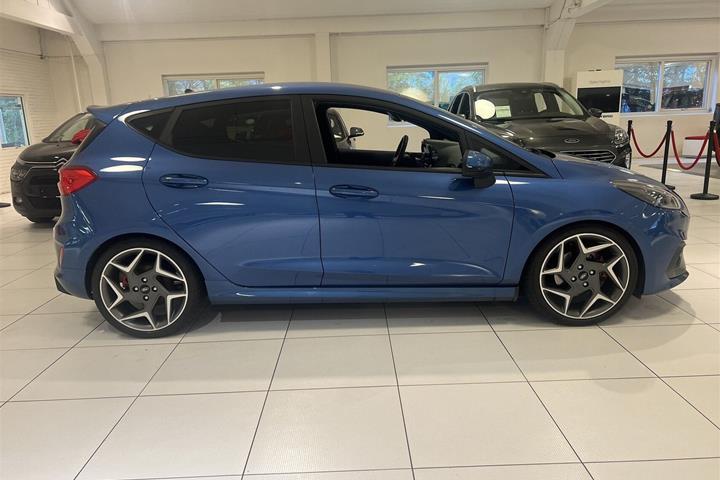 Blå Ford Fiesta fra 2018