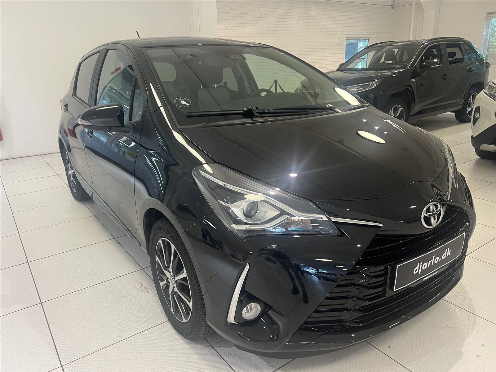 Sort Toyota Yaris fra 2019