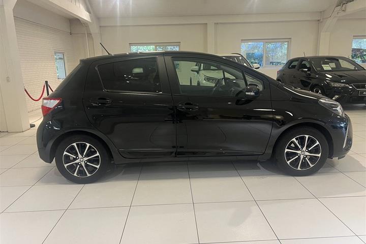 Sort Toyota Yaris fra 2019