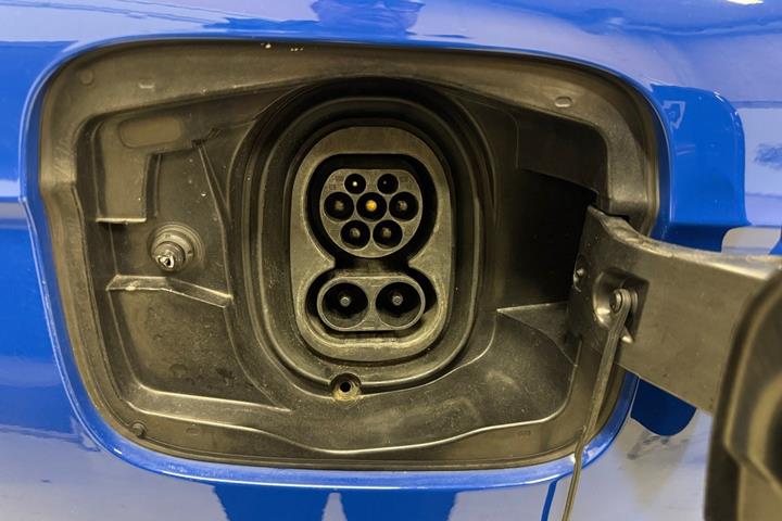 Blå Skoda Enyaq fra 2021