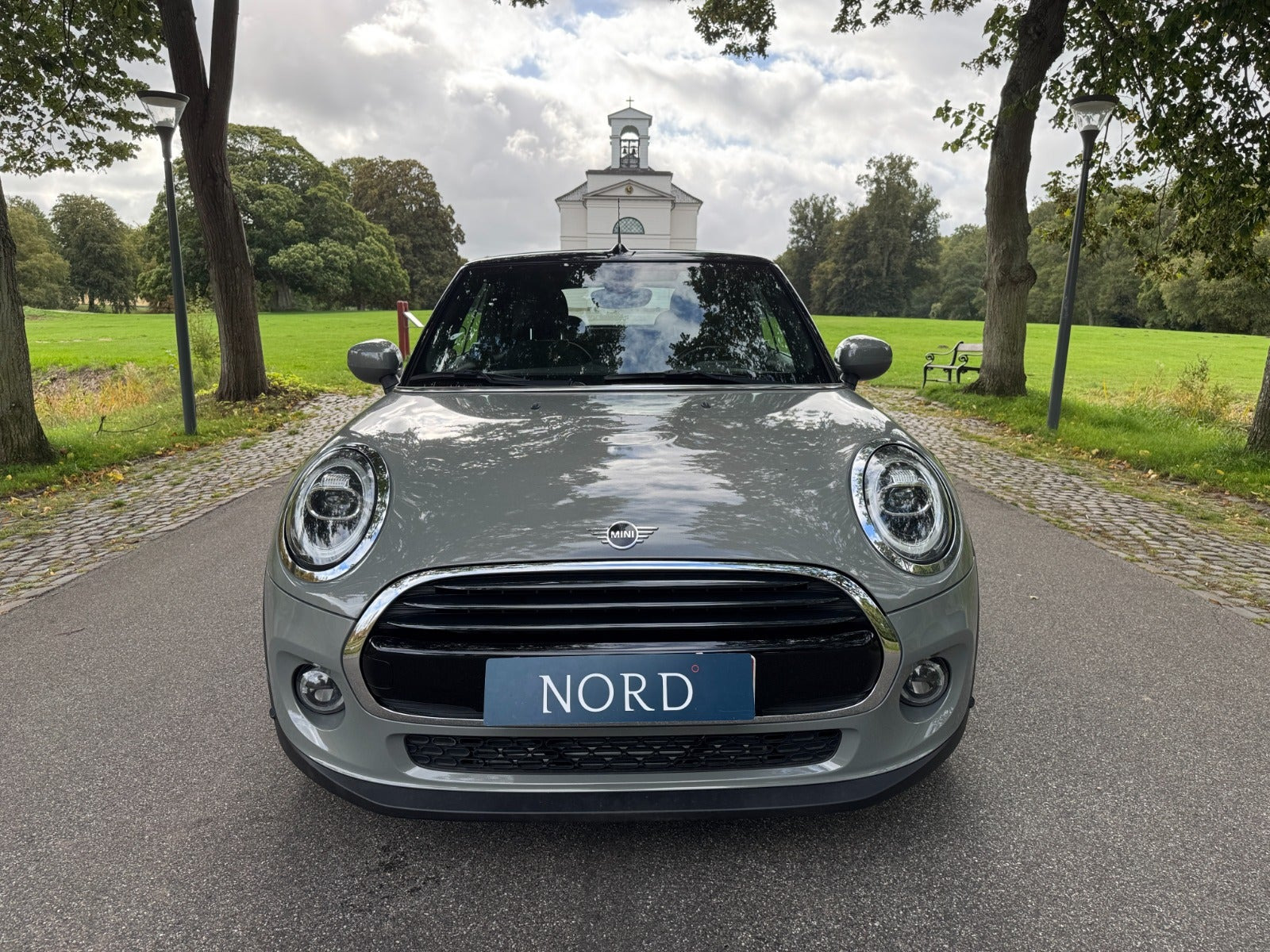 Grå Mini Cooper fra 2021