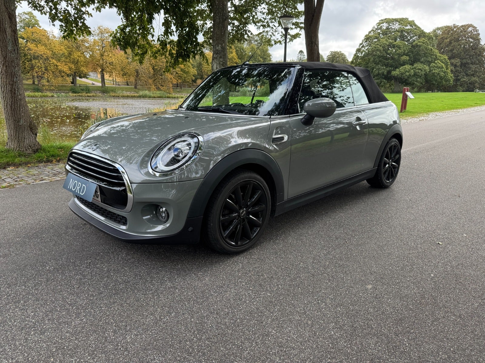 Grå Mini Cooper fra 2021