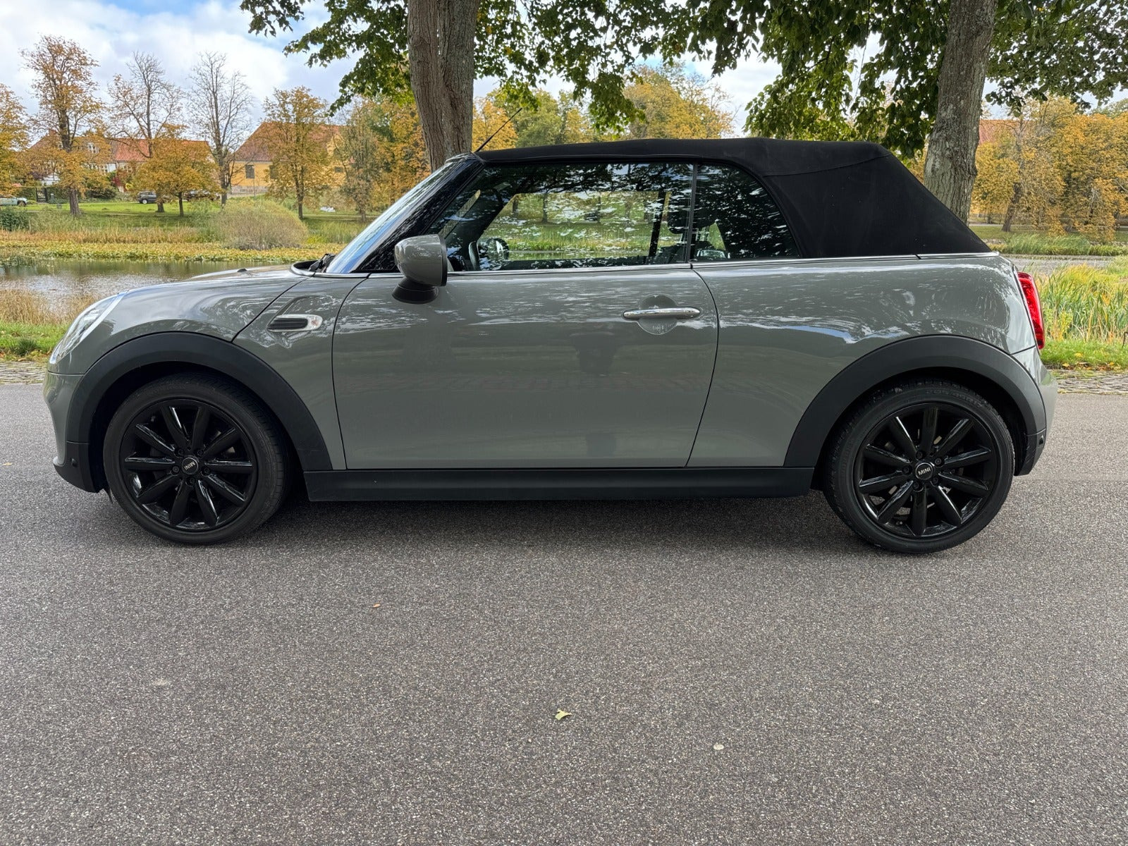 Grå Mini Cooper fra 2021