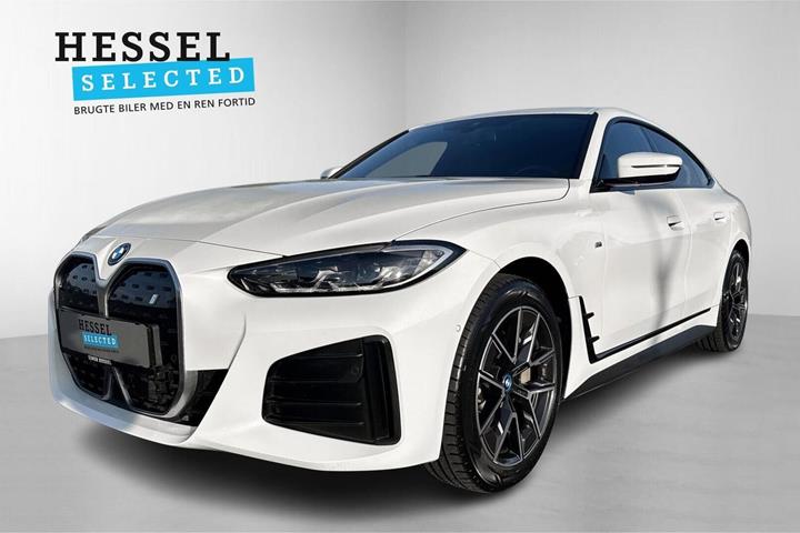 Hvid BMW i4 fra 2023 set udefra