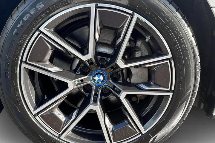 Hvid BMW i4 fra 2023