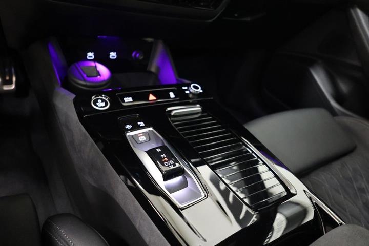 Hvid Audi Q6 e-tron fra 2024