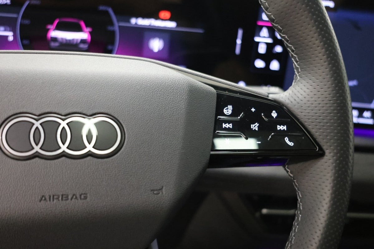 Hvid Audi Q6 e-tron fra 2024