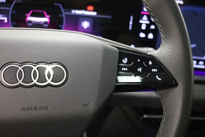 Hvid Audi Q6 e-tron fra 2024