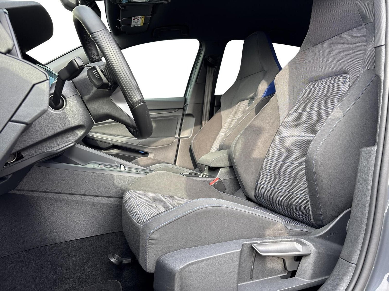 Grå VW Golf VIII fra 2022