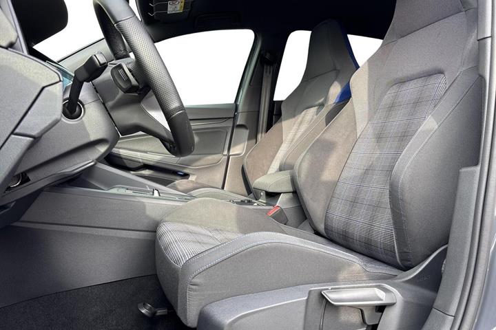 Grå VW Golf VIII fra 2022
