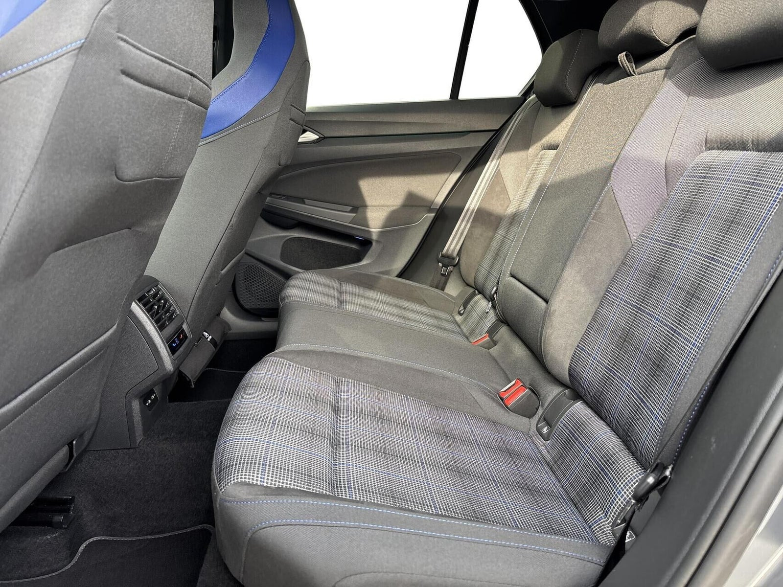 Grå VW Golf VIII fra 2022
