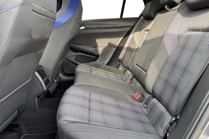 Grå VW Golf VIII fra 2022