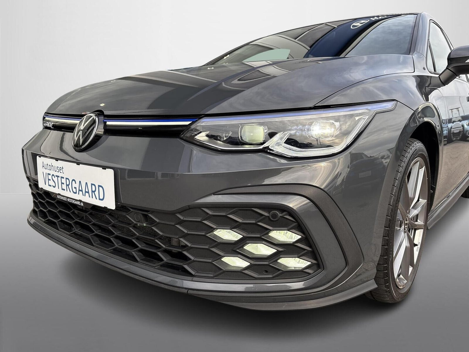 Grå VW Golf VIII fra 2022