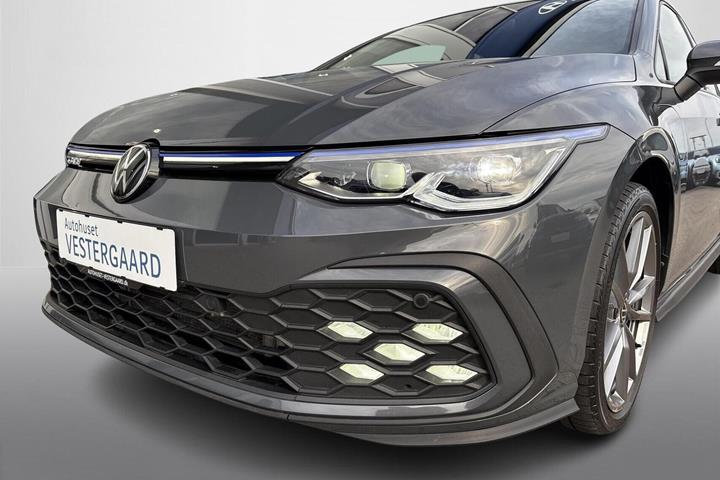 Grå VW Golf VIII fra 2022