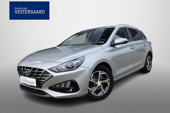 Grå Hyundai i30 fra 2022 set udefra