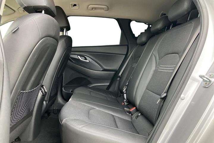 Grå Hyundai i30 fra 2022
