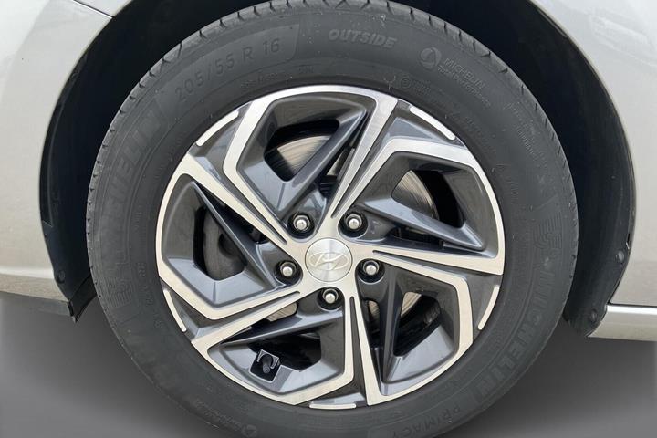 Grå Hyundai i30 fra 2022