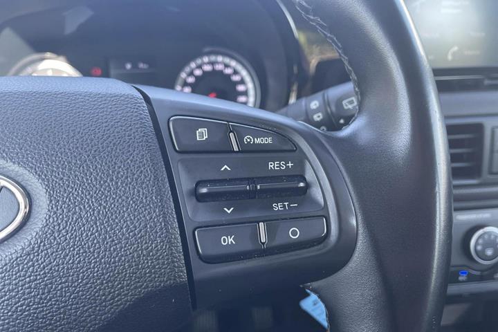 Blå Hyundai i10 fra 2021