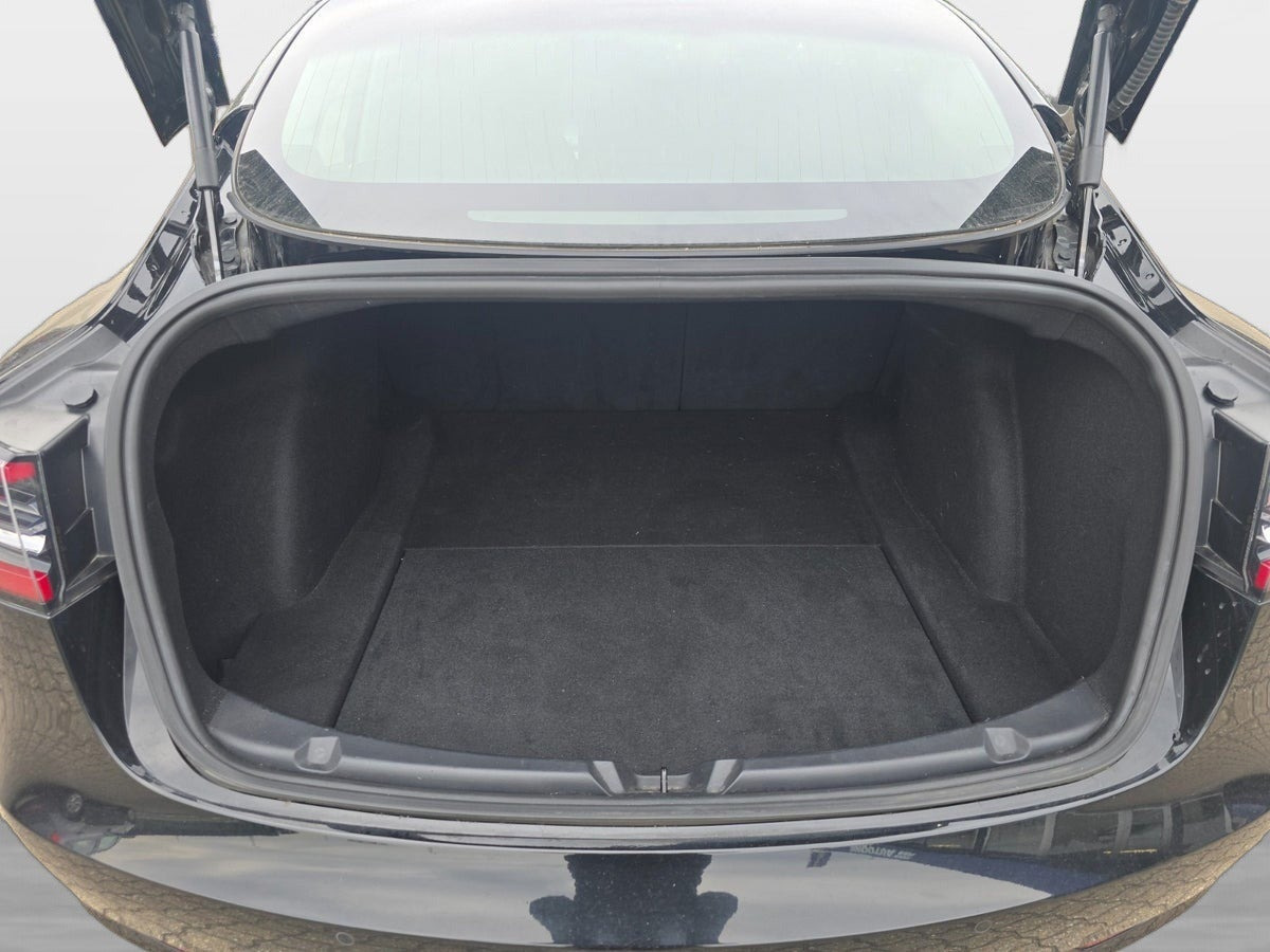 Sort Tesla Model 3 fra 2019