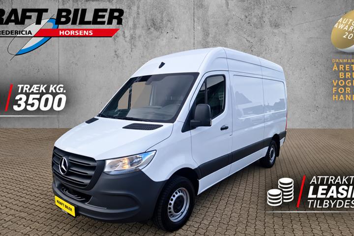 Hvid Mercedes Sprinter 317 fra 2023 set udefra