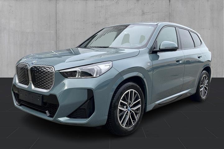Grøn BMW iX1 fra 2024 set udefra