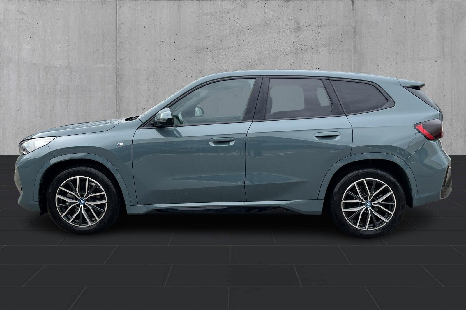 Grøn BMW iX1 fra 2024