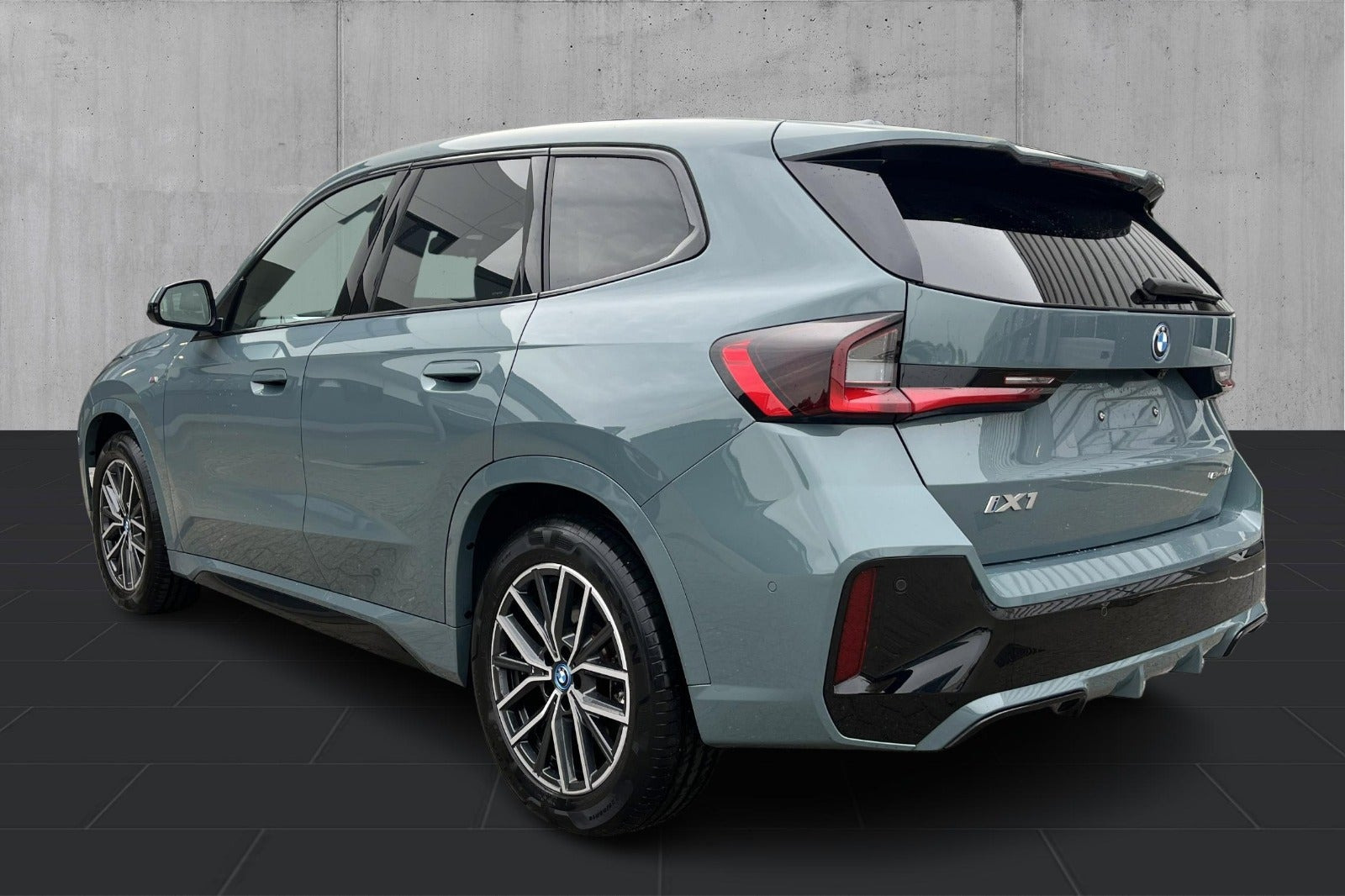Grøn BMW iX1 fra 2024