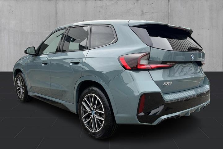 Grøn BMW iX1 fra 2024