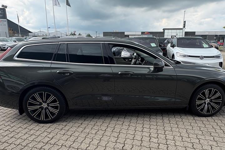 Grøn Volvo V60 fra 2022